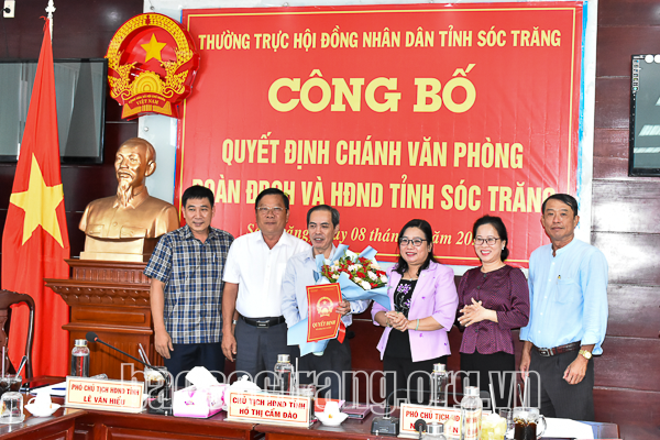 Trao quyết định bổ nhiệm ông Dương Quốc Việt - Phó trưởng Ban Dân vận Tỉnh ủy, giữ chức Chánh Văn phòng Đoàn đại biểu Quốc hội và HĐND tỉnh Sóc Trăng. Ảnh: Báo Sóc Trăng
