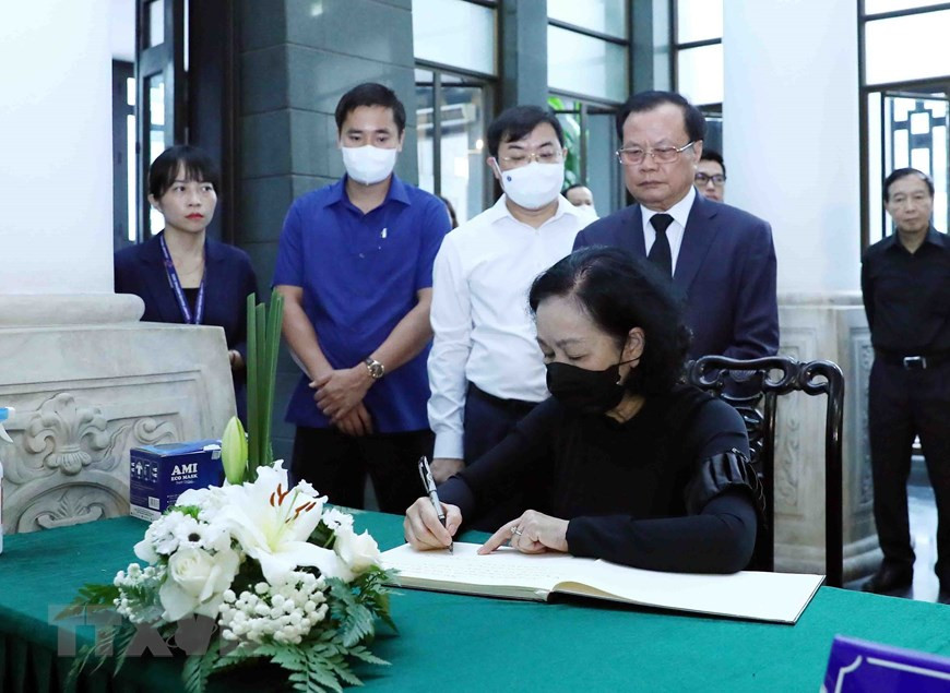 Ghi tại sổ tang, đồng chí Trương Thị Mai xúc động viết: "Vô cùng thương tiếc đồng chí Vũ Khoan, nguyên Uỷ viên Ban Bí thư, nguyên Phó Thủ tướng Chính phủ. Đồng chí đã có nhiều đóng góp to lớn cho đất nước, dân tộc, cho Đảng; luôn tận tâm, tận lực, là tấm gương sáng cho các thế hệ đi sau. Mãi mãi Đất nước, Đảng ghi nhớ sự đóng góp của đồng chí...". Ảnh: TTXVN.