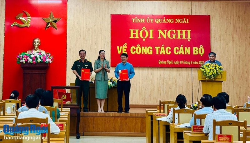 Trao quyết định của Ban Bí thư cho 2 đồng chí Hà Hoàng Việt Phương và Trần Thế Phan. Ảnh: Báo Quảng Ngãi. Trao quyết định của Ban Bí thư cho 2 đồng chí Hà Hoàng Việt Phương và Trần Thế Phan. Ảnh: Báo Quảng Ngãi.