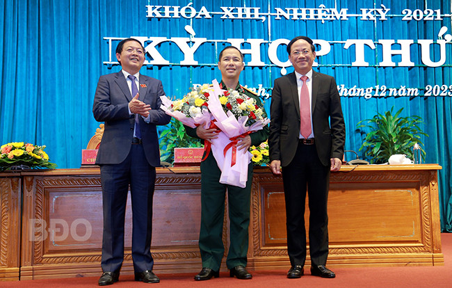Bí thư Tỉnh ủy, Chủ tịch HĐND tỉnh Bình Định Hồ Quốc Dũng (bìa trái) và Chủ tịch UBND tỉnh Phạm Anh Tuấn (bìa phải) tặng hoa chúc mừng đại tá Đỗ Xuân Hùng. Ảnh: Báo Bình Định Bí thư Tỉnh ủy, Chủ tịch HĐND tỉnh Bình Định Hồ Quốc Dũng (bìa trái) và Chủ tịch UBND tỉnh Phạm Anh Tuấn (bìa phải) tặng hoa chúc mừng đại tá Đỗ Xuân Hùng. Ảnh: Báo Bình Định