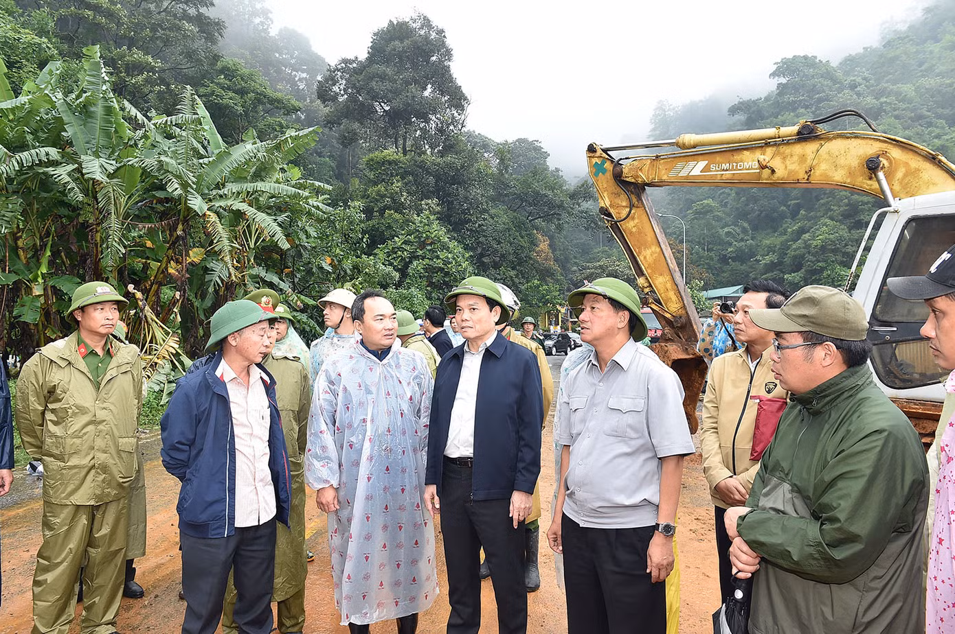 Phó Thủ tướng Trần Lưu Quang kiểm tra hiện trường vụ sạt lở. Ảnh: VGP Phó Thủ tướng Trần Lưu Quang kiểm tra hiện trường vụ sạt lở. Ảnh: VGP