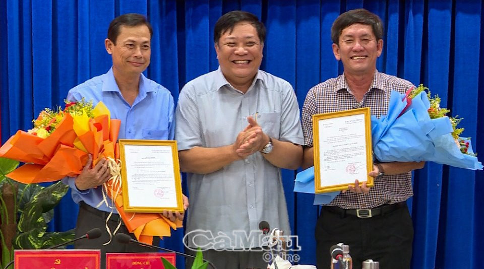 Trao Quyết định và tặng hoa ông Lượng Trọng Quyền và ông Dư Minh Hùng. Ảnh: Báo Cà Mau Trao Quyết định và tặng hoa ông Lượng Trọng Quyền và ông Dư Minh Hùng. Ảnh: Báo Cà Mau