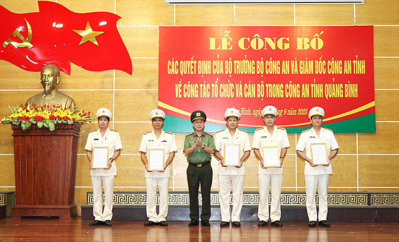 Giám đốc Công an tỉnh Quảng Bình trao quyết định kiện toàn các phòng nghiệp vụ thuộc Công an tỉnh. Ảnh: Báo Quảng Bình.