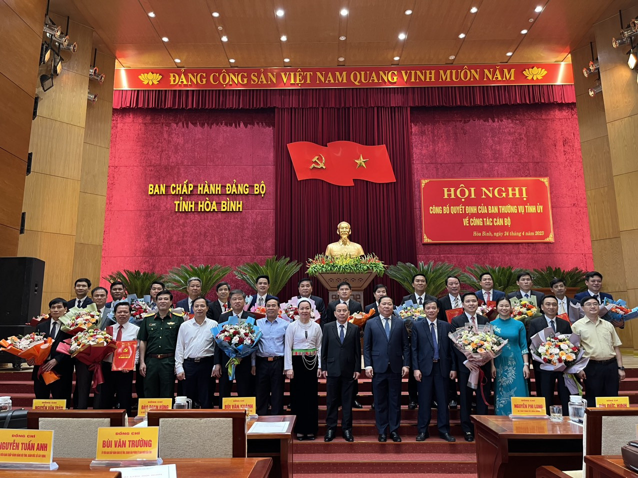 Thường trực Tỉnh ủy, Ban Thường vụ Tỉnh ủy chụp ảnh lưu niệm với các cán bộ được luân chuyển, điều động, chỉ định, phân công nhiệm vụ. (Nguồn: Báo Hòa Bình) Thường trực Tỉnh ủy, Ban Thường vụ Tỉnh ủy chụp ảnh lưu niệm với các cán bộ được luân chuyển, điều động, chỉ định, phân công nhiệm vụ. (Nguồn: Báo Hòa Bình)