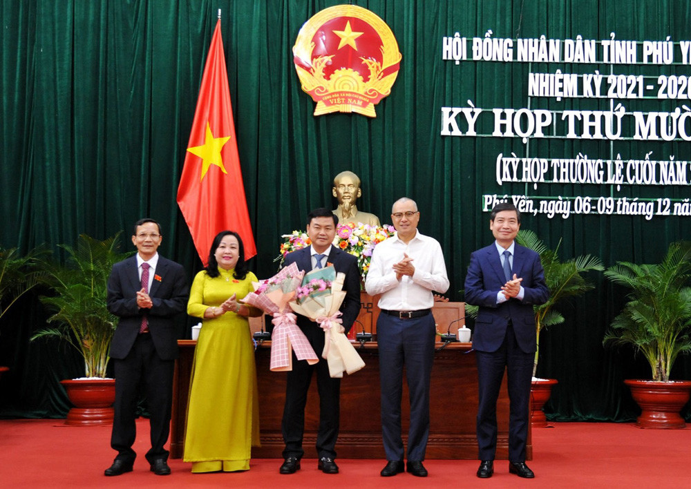 Lãnh đạo tỉnh Phú Yên chúc mừng ông Đỗ Thái Phong. Lãnh đạo tỉnh Phú Yên chúc mừng ông Đỗ Thái Phong.