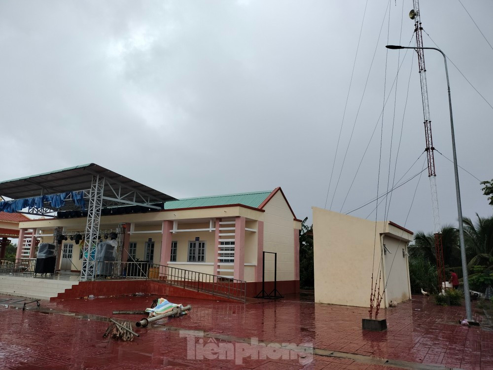 Công trình Trung tâm Văn hoá - Thể thao xã Phú Tân được nhắc trong clip.