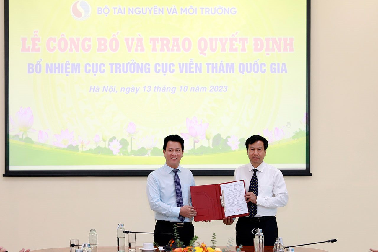 Bộ trưởng Bộ Tài nguyên và Môi trường Đặng Quốc Khánh trao quyết định bổ nhiệm ông Trần Tuấn Ngọc, giữ chức Cục trưởng Cục Viễn thám quốc gia.