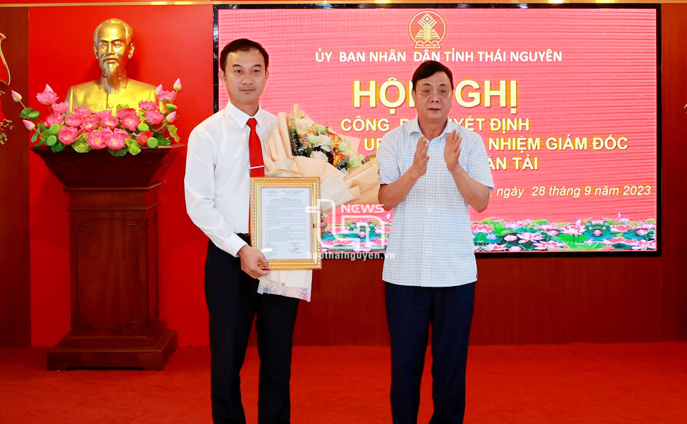Trao quyết định bổ nhiệm cho ông Phạm Quang Anh. Ảnh: Báo Thái Nguyên Trao quyết định bổ nhiệm cho ông Phạm Quang Anh. Ảnh: Báo Thái Nguyên