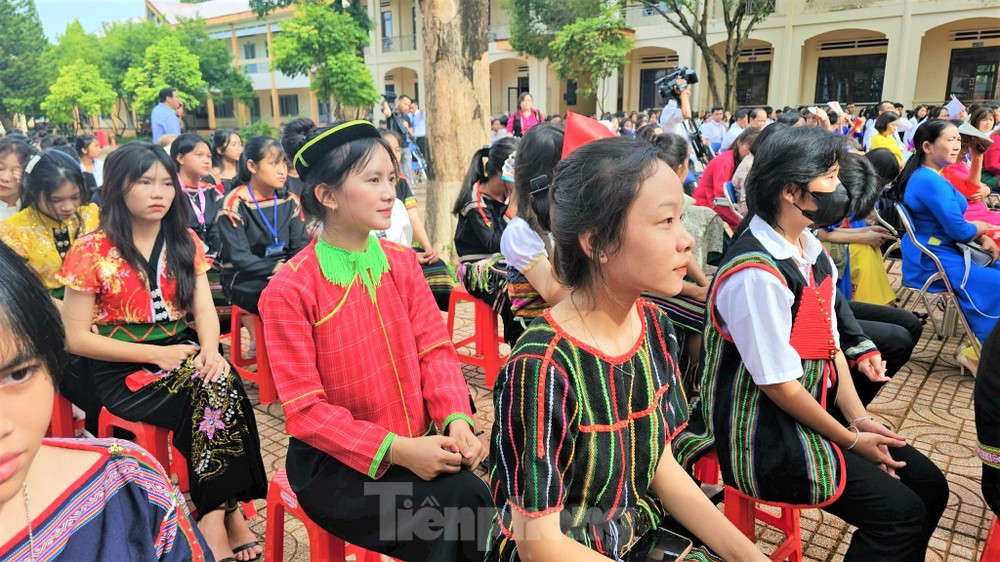 Nữ sinh dân tộc trường THPT Dân tộc nội trú N'Trang Lơng trong ngày khai giảng.
