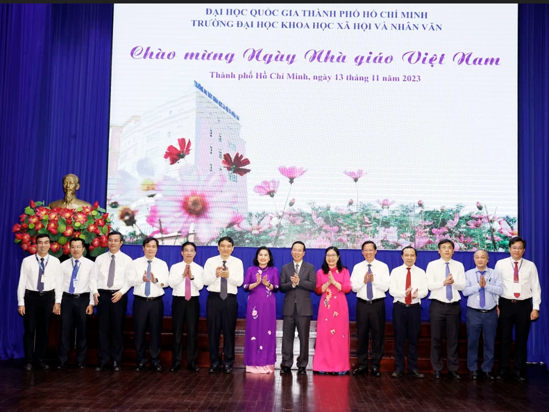 Chủ tịch nước Võ Văn Thưởng và các thầy cô giáo. Ảnh: TTXVN