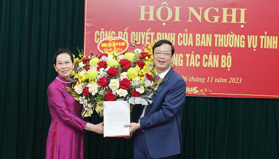 Bà Lê Thị Thủy, Ủy viên Trung ương Đảng, Bí thư Tỉnh ủy, Chủ tịch HĐND tỉnh Hà Nam trao quyết định của Ban Thường vụ Tỉnh ủy, tặng hoa chúc mừng ông Nguyễn Minh Tiến. Ảnh: Đài phát thành và truyền hình Hà Nam