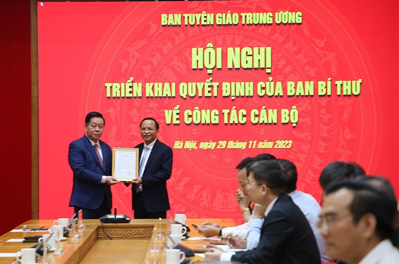 Đồng chí Nguyễn Trọng Nghĩa, Bí thư Trung ương Đảng, Trưởng ban Tuyên giáo Trung ương trao Quyết định Trợ lý Trưởng ban Tuyên giáo Trung ương cho Đại tá Phạm Ngọc Phương. Ảnh: Báo Quân đội Nhân dân.