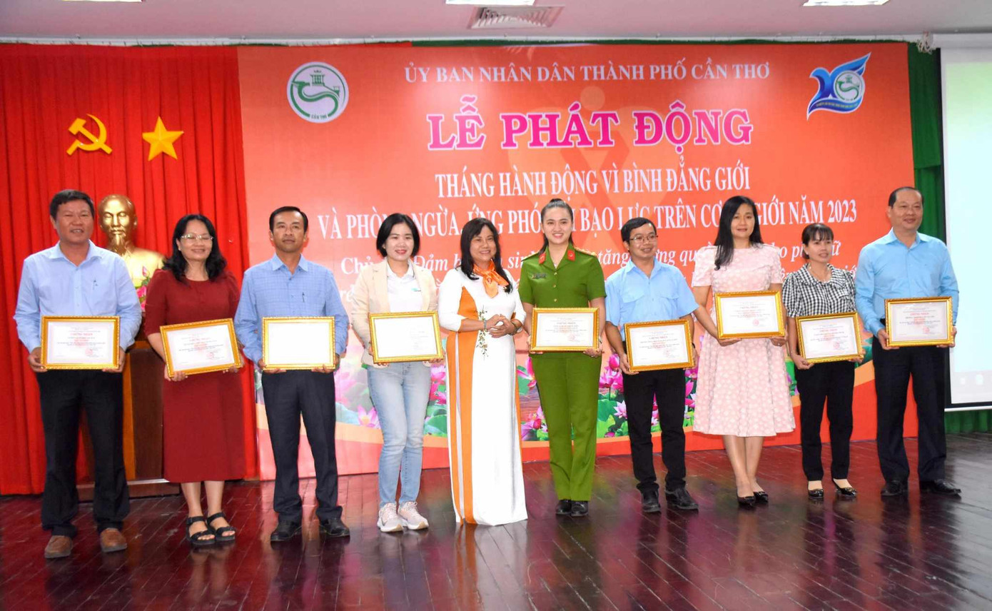 Trao giấy chứng nhận cho tập thể và cá nhân đạt giải cuộc thi.