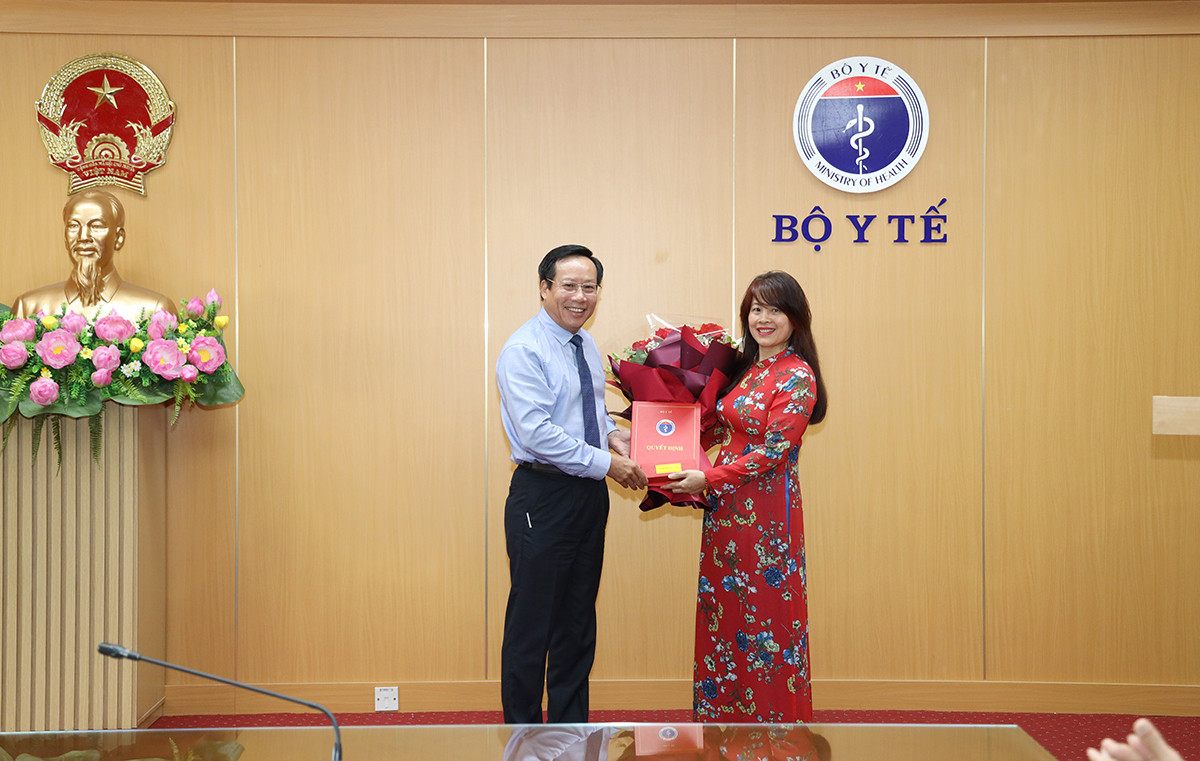 Thứ trưởng Bộ Y tế Lê Đức Luận trao quyết định tiếp nhận, bổ nhiệm Phó Vụ trưởng Vụ Kế hoạch - Tài chính, Bộ Y tế đối với bà Hoàng Kim Ngân.
