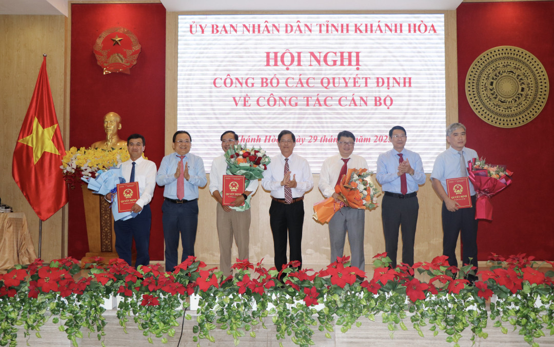 Lãnh đạo tỉnh Khánh Hòa trao quyết định và tặng hoa chúc mừng các cán bộ vừa được bổ nhiệm. Ảnh: Báo Khánh Hòa Lãnh đạo tỉnh Khánh Hòa trao quyết định và tặng hoa chúc mừng các cán bộ vừa được bổ nhiệm. Ảnh: Báo Khánh Hòa