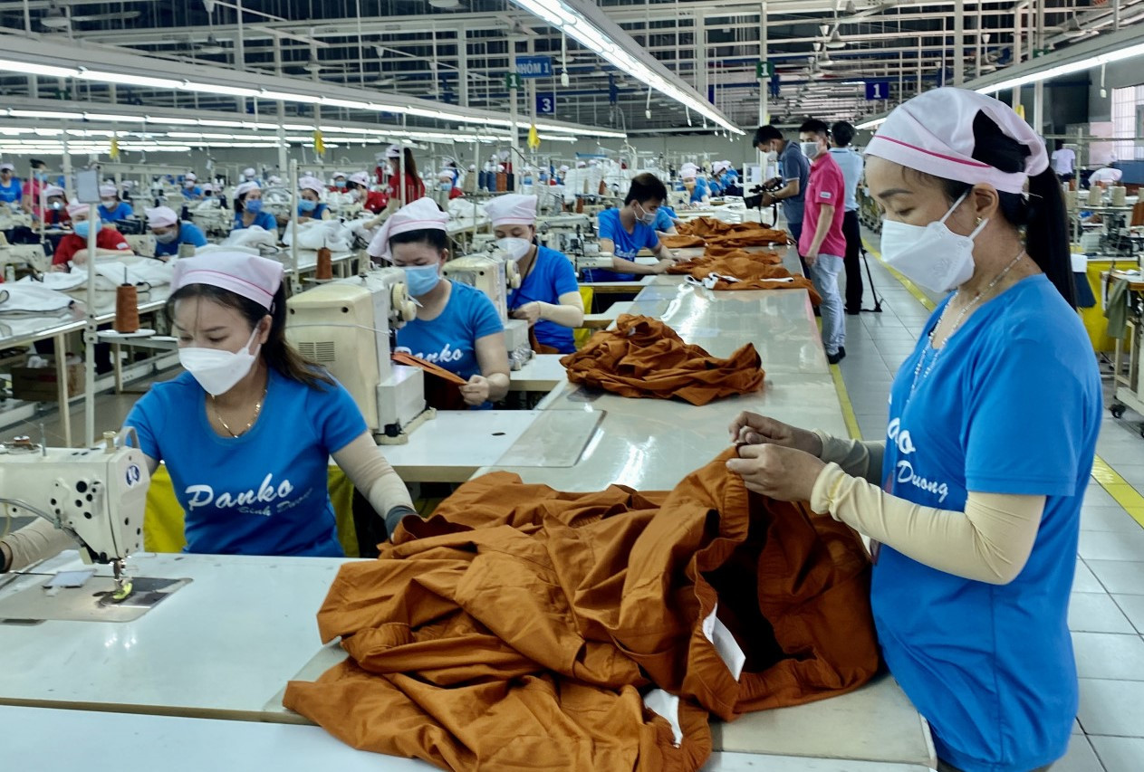 Bình Dương sẽ nghiên cứu, xây dựng chính sách đặc thù để đảm bảo đời sống cho phụ nữ, nhất là phụ nữ làm việc trong các khu công nghiệp.