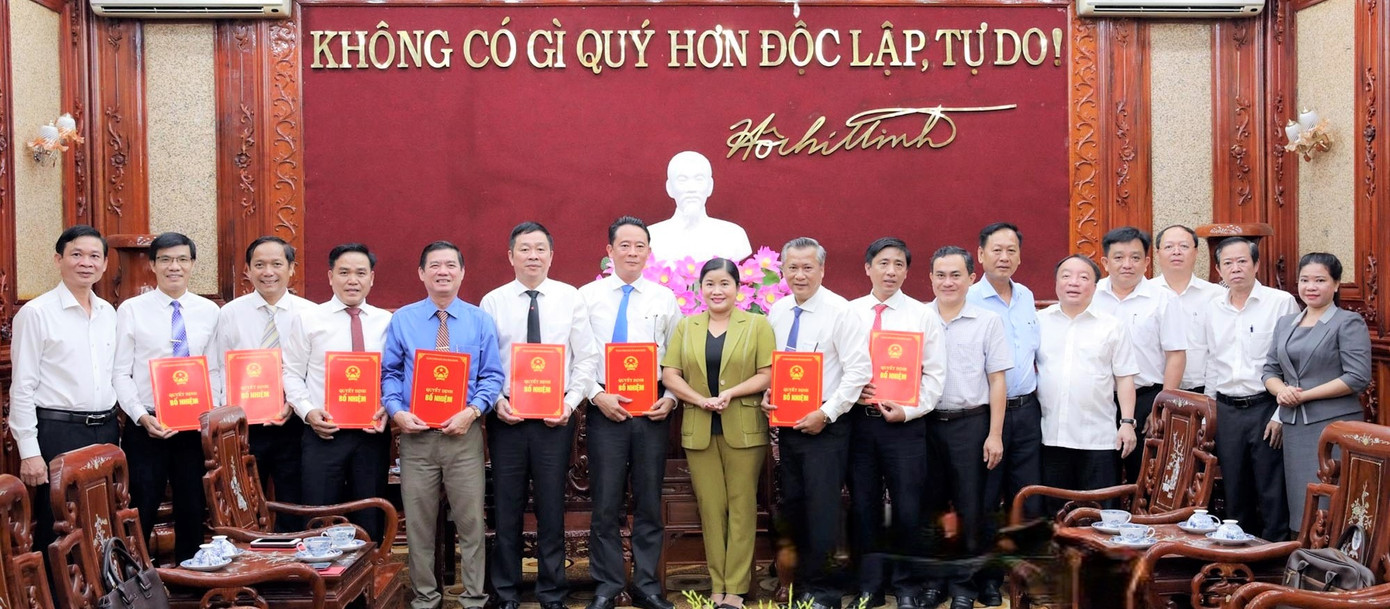 Chủ tịch UBND tỉnh Bình Phước Trần Tuệ Hiền trao quyết định cho các đồng chí được điều động, bổ nhiệm. Ảnh: Báo Điện tử Đảng Cộng sản.