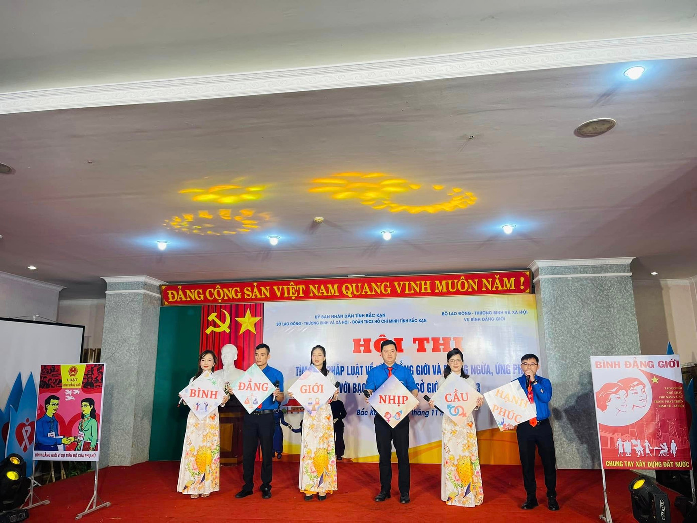 Tham dự Hội thi có 8 đội thi với 48 thí sinh đến từ các huyện, thành phố trên địa bàn tỉnh. Ảnh: Tỉnh đoàn Bắc Kạn. Tham dự Hội thi có 8 đội thi với 48 thí sinh đến từ các huyện, thành phố trên địa bàn tỉnh. Ảnh: Tỉnh đoàn Bắc Kạn.