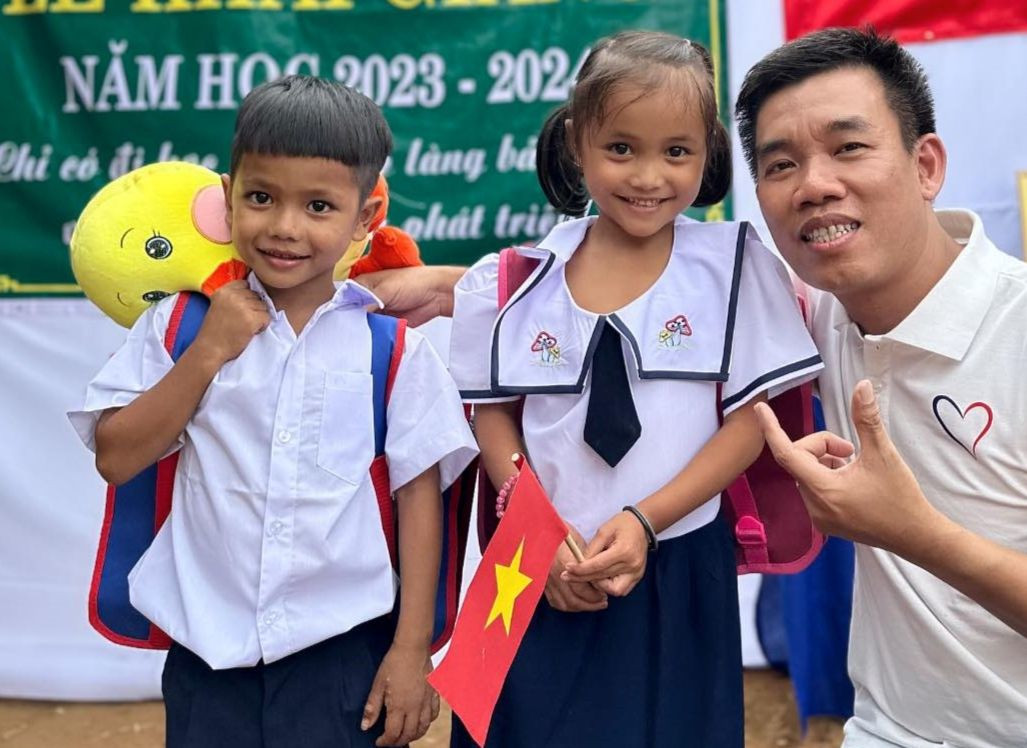 Gắn bó với trẻ vùng cao, anh Nam hiểu được những cơ cực, thiếu thốn mà các em phải đối mặt hàng ngày. Gắn bó với trẻ vùng cao, anh Nam hiểu được những cơ cực, thiếu thốn mà các em phải đối mặt hàng ngày.