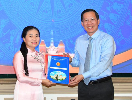Chủ tịch UBND TPHCM Phan Văn Mãi trao quyết định tiếp nhận và bổ nhiệm Phó Giám đốc Sở Nội vụ TPHCM.