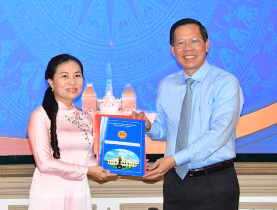Chủ tịch UBND TPHCM Phan Văn Mãi trao quyết định tiếp nhận và bổ nhiệm Phó Giám đốc Sở Nội vụ TPHCM.
