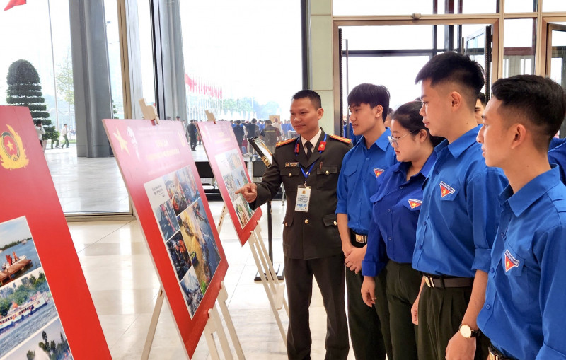 Đoàn viên thanh niên tham quan triển lãm bên lề lễ kỷ niệm.