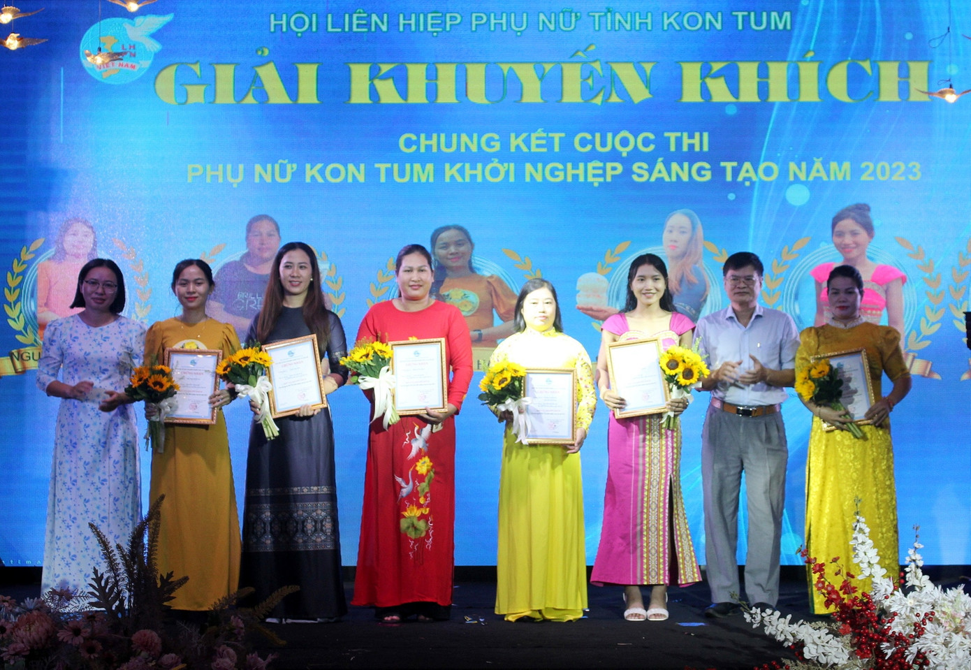 Trao giải cho các ý tưởng, dự án phụ nữ khởi nghiệp tại cuộc thi với chủ đề “Phụ nữ Kon Tum khởi nghiệp sáng tạo” năm 2023. Ảnh: Cổng thông tin điện tử Kon Tum. Trao giải cho các ý tưởng, dự án phụ nữ khởi nghiệp tại cuộc thi với chủ đề “Phụ nữ Kon Tum khởi nghiệp sáng tạo” năm 2023. Ảnh: Cổng thông tin điện tử Kon Tum.