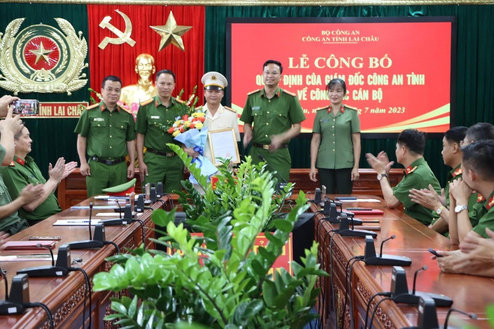 Ban Chỉ huy công an thành phố Lai Châu tặng hoa chúc mừng Thượng tá Nguyễn Văn Tài.