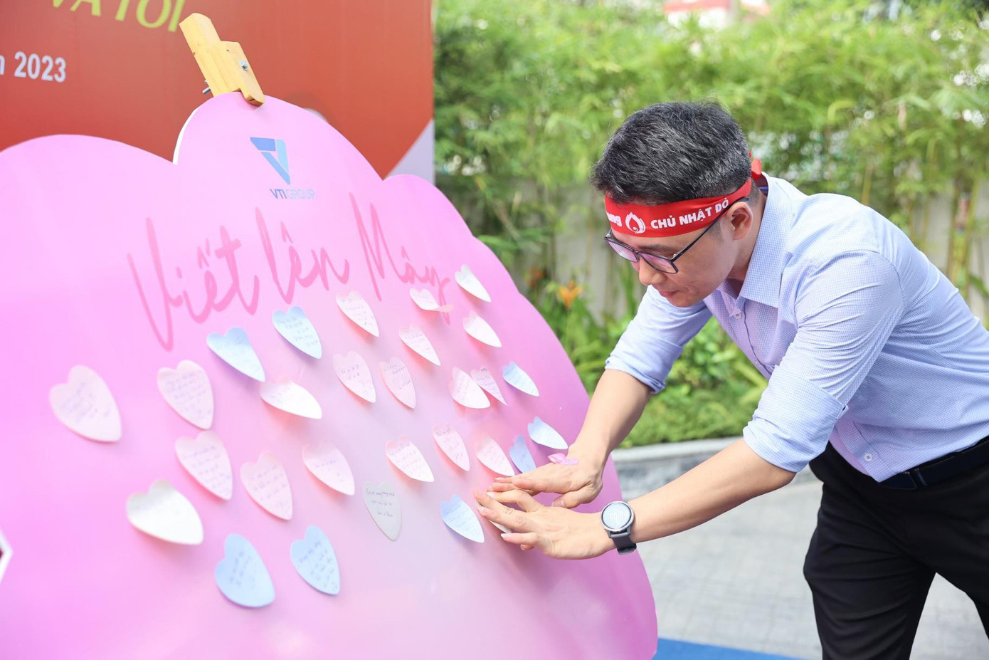 Phó Chánh văn phòng Trung tâm Máu quốc gia Chử Nhất Hợp dán điều chúc của mình gửi đến các em bé gặp hoàn cảnh khó khăn. Mỗi điều chúc thế này sẽ được VTI quy đổi thành 10.000 đồng để hỗ trợ trẻ em gặp hoàn cảnh khó khăn.