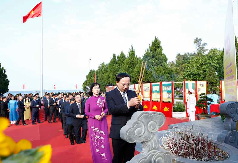 Lãnh đạo tỉnh Quảng Ninh dâng hương tại Khu lưu niệm Chủ tịch Hồ Chí Minh trên huyện đảo Cô Tô. Ảnh: Báo Nhân dân
