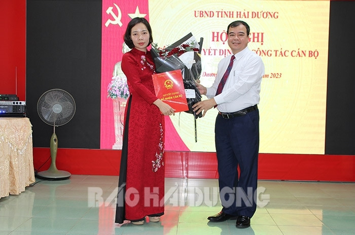 Trao quyết định điều động, bổ nhiệm cho bà Sái Thị Yến. Ảnh Báo Hải Dương