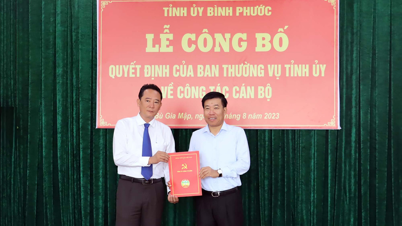 Trao quyết định cho ông Lý Trọng Nhân. Ảnh: Báo Bình Phước