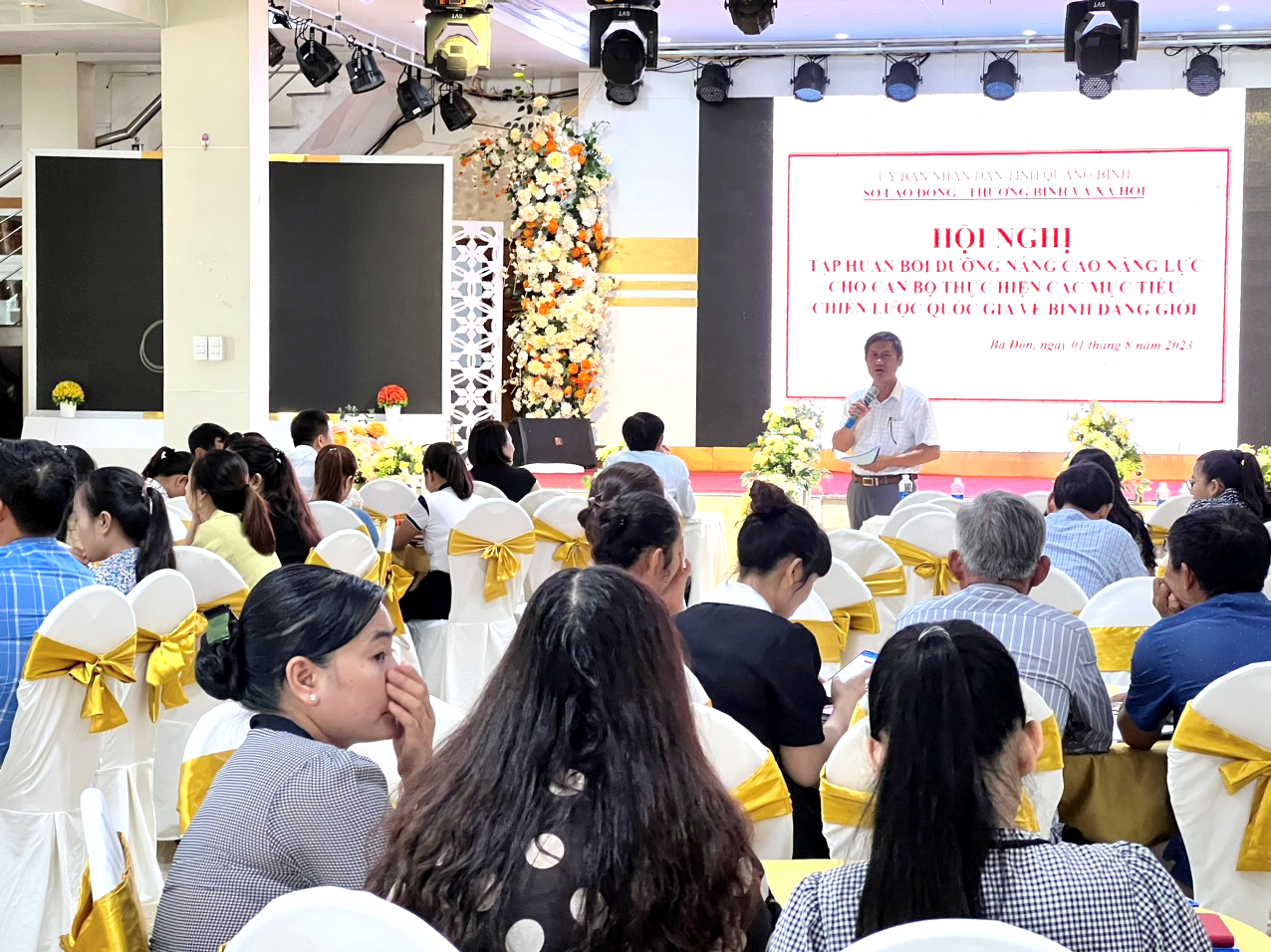 Một lớp tập huấn nâng cao năng lực thực hiện mục tiêu Chiến lược quốc gia về bình đẳng giới do Sở Lao động-Thương binh và Xã hội tỉnh Quảng Bình tổ chức vào tháng 8 vừa qua, cho hơn 140 người là cán bộ, công chức cấp huyện, cấp xã. Ảnh: Cổng thông tin Quảng Bình.