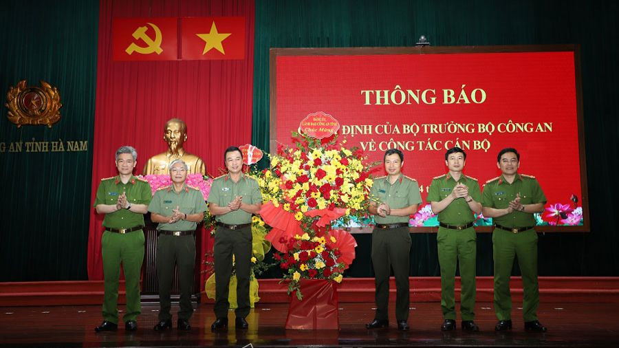 ập thể Đảng uỷ, lãnh đạo Công an tỉnh Hà Nam tặng hoa chúc mừng Đại tá Nguyễn Thanh Hà. Ảnh: Báo Hà Nam