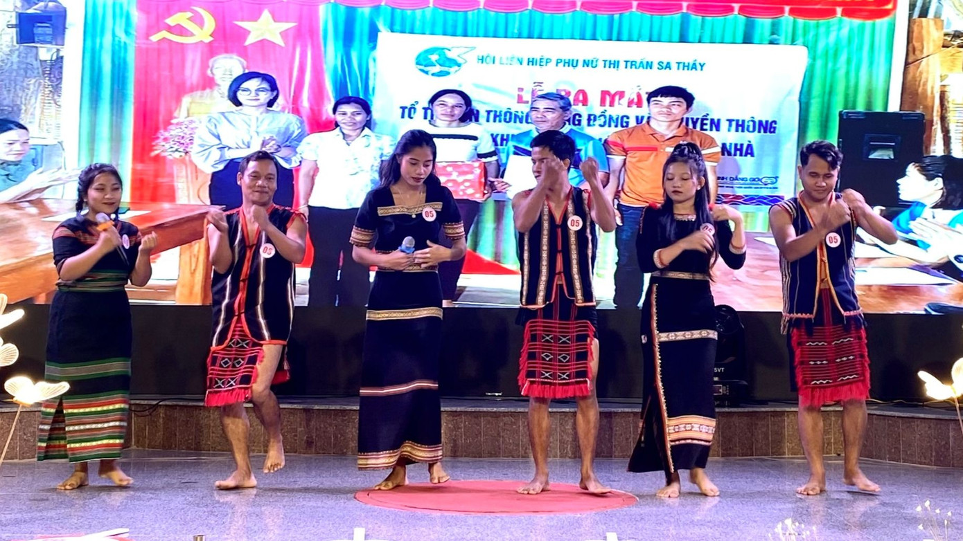 Sôi nổi phần thi chào hỏi bằng bằng hình thức thơ, ca, múa, hát, vè, tiểu phẩm. Ảnh: Thái Lâm