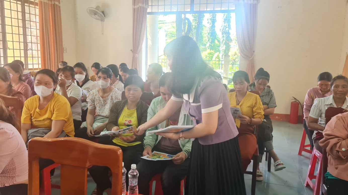 Một buổi truyền thông phổ biến, tư vấn pháp luật liên quan đến phụ nữ và trẻ em do Hội Liên hiệp Phụ nữ tỉnh Bình Phước tổ chức vào tháng 10 cho các cán bộ, hội viên, phụ nữ của 8 xã thuộc địa bàn các huyện Đồng Phú, Bù Đăng, Bù Gia Mập, Lộc Ninh. Ảnh: Hội LHPN tỉnh Bình Phước.