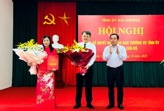 Trao quyết định điều động và tặng hoa chúc mừng bà Phạm Thị Thanh Tâm và ông Trịnh Văn Thiện. Ảnh: Cổng TTĐT tỉnh Hải Dương