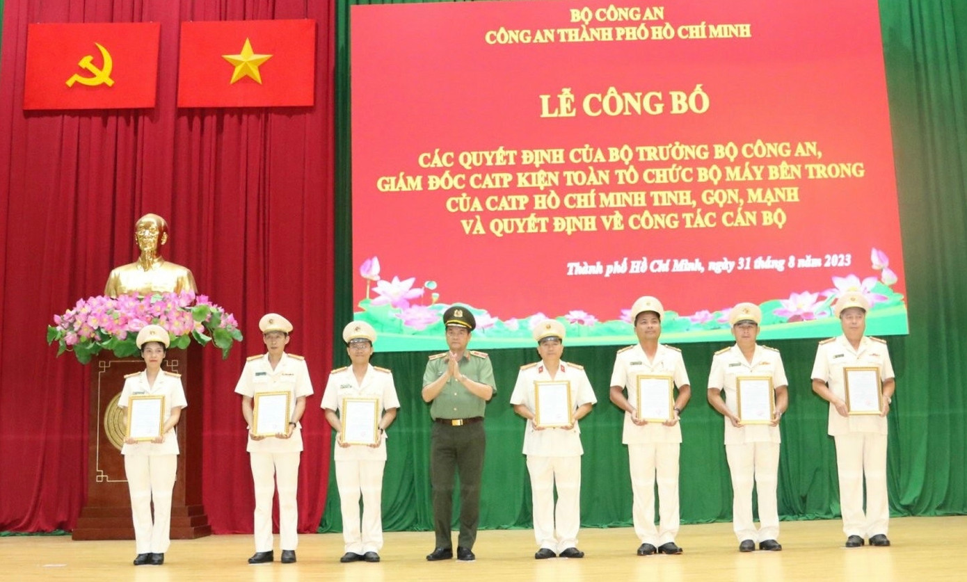 Thiếu tướng Lê Hồng Nam, Giám đốc Công an TPHCM trao các quyết định của Bộ trưởng Bộ Công an về tổ chức bộ máy bên trong của CATP cho lãnh đạo các đơn vị. Ảnh: Báo Công an TPHCM Thiếu tướng Lê Hồng Nam, Giám đốc Công an TPHCM trao các quyết định của Bộ trưởng Bộ Công an về tổ chức bộ máy bên trong của CATP cho lãnh đạo các đơn vị. Ảnh: Báo Công an TPHCM