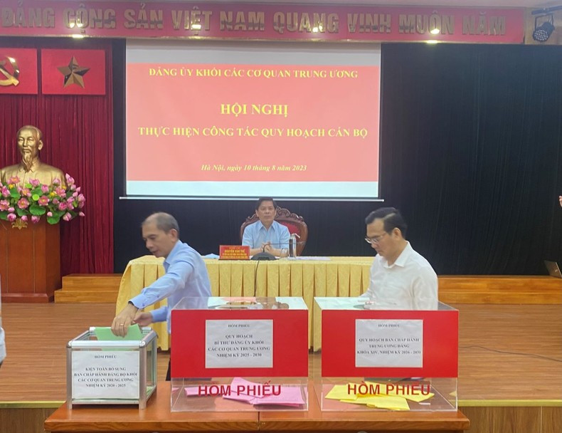 Các đại biểu bỏ phiếu lựa chọn, giới thiệu nhân sự của Đảng ủy Khối quy hoạch Ban Chấp hành Trung ương Đảng khóa XIV. Ảnh: Báo Nhân Dân Các đại biểu bỏ phiếu lựa chọn, giới thiệu nhân sự của Đảng ủy Khối quy hoạch Ban Chấp hành Trung ương Đảng khóa XIV. Ảnh: Báo Nhân Dân