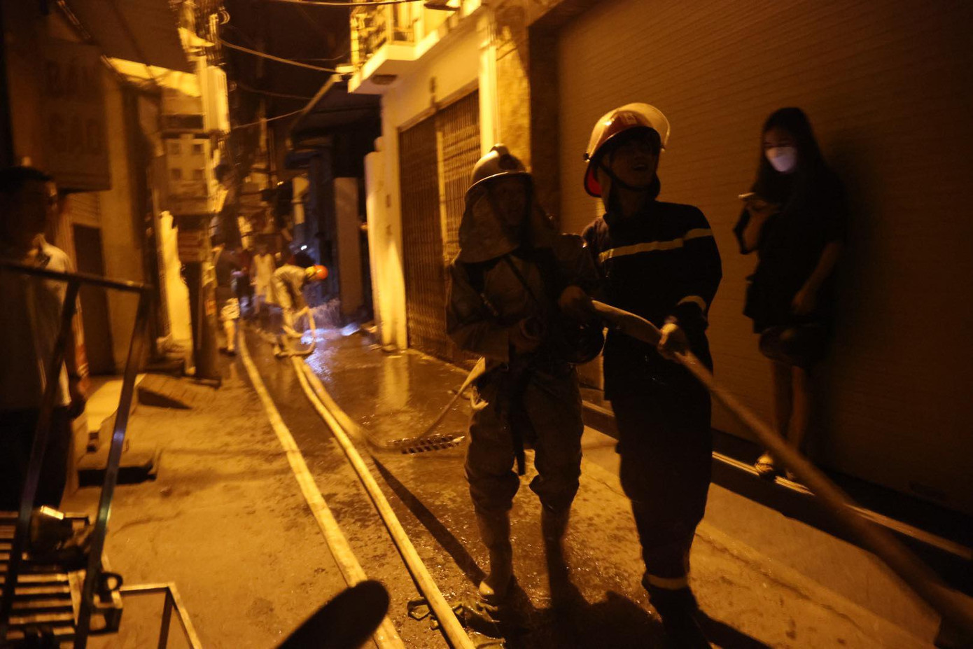 Do hiện trường nằm trong ngõ sâu nên công tác cứu hỏa gặp nhiều khó khăn.