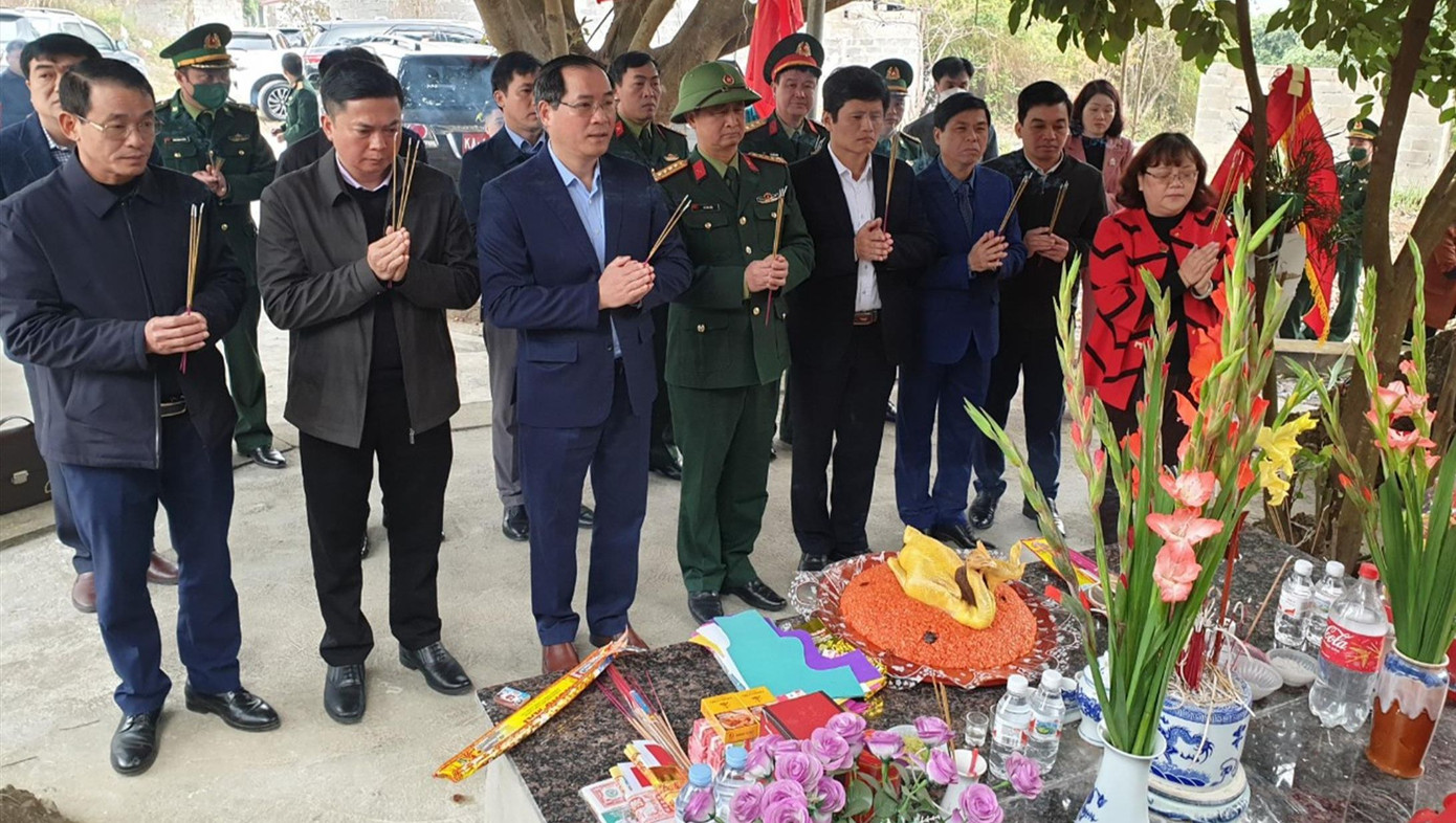 Dâng hương, dâng hoa tưởng nhớ cán bộ, chiến sĩ tử nạn trong pháo đài Đồng Đăng. Ảnh: Duy Chiến