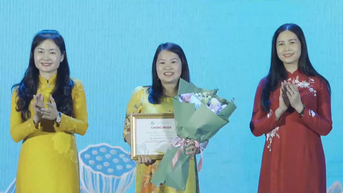 BTC trao giải Nhất thể loại Thơ cho tác giả Phùng Thị Hải Yến (tác phẩm Người thêu thổ cẩm).