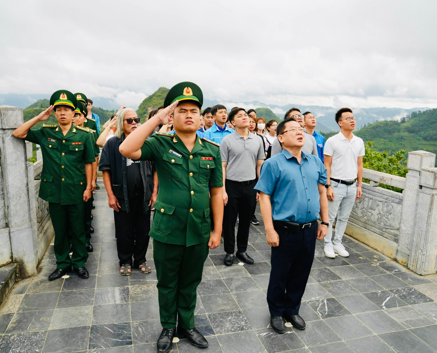 Các chiến sĩ Biên Phòng Lũng Cú tổ chức lễ chào cờ cho nhóm công tác của báo Tiền Phong và Tỉnh Đoàn Hà Giang. Ảnh: Phạm Duy