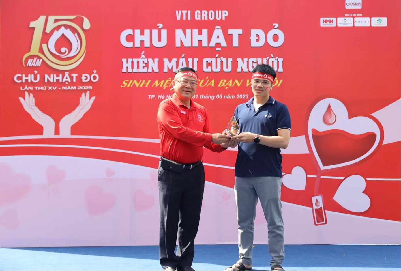 Nhà báo Lê Xuân Sơn - Tổng Biên tập báo Tiền Phong, Trưởng BTC Chủ Nhật Đỏ 2023 trao tặng Kỷ niệm chương của BTC cho VTI