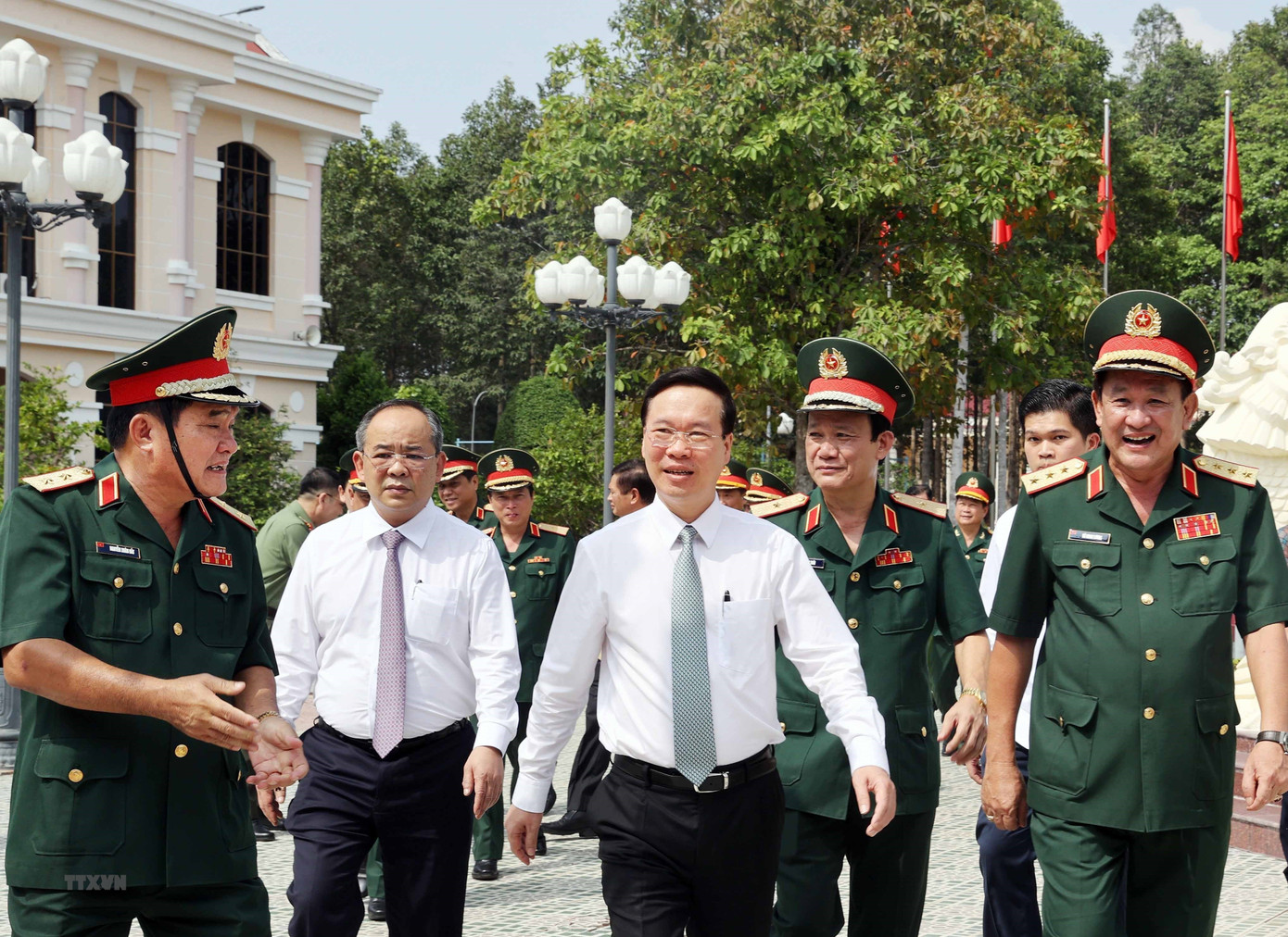 Ủy viên Bộ Chính trị, Chủ tịch nước Võ Văn Thưởng thăm, làm việc với Bộ Tư lệnh Quân khu 9. Ảnh: Thống Nhất/TTXVN.