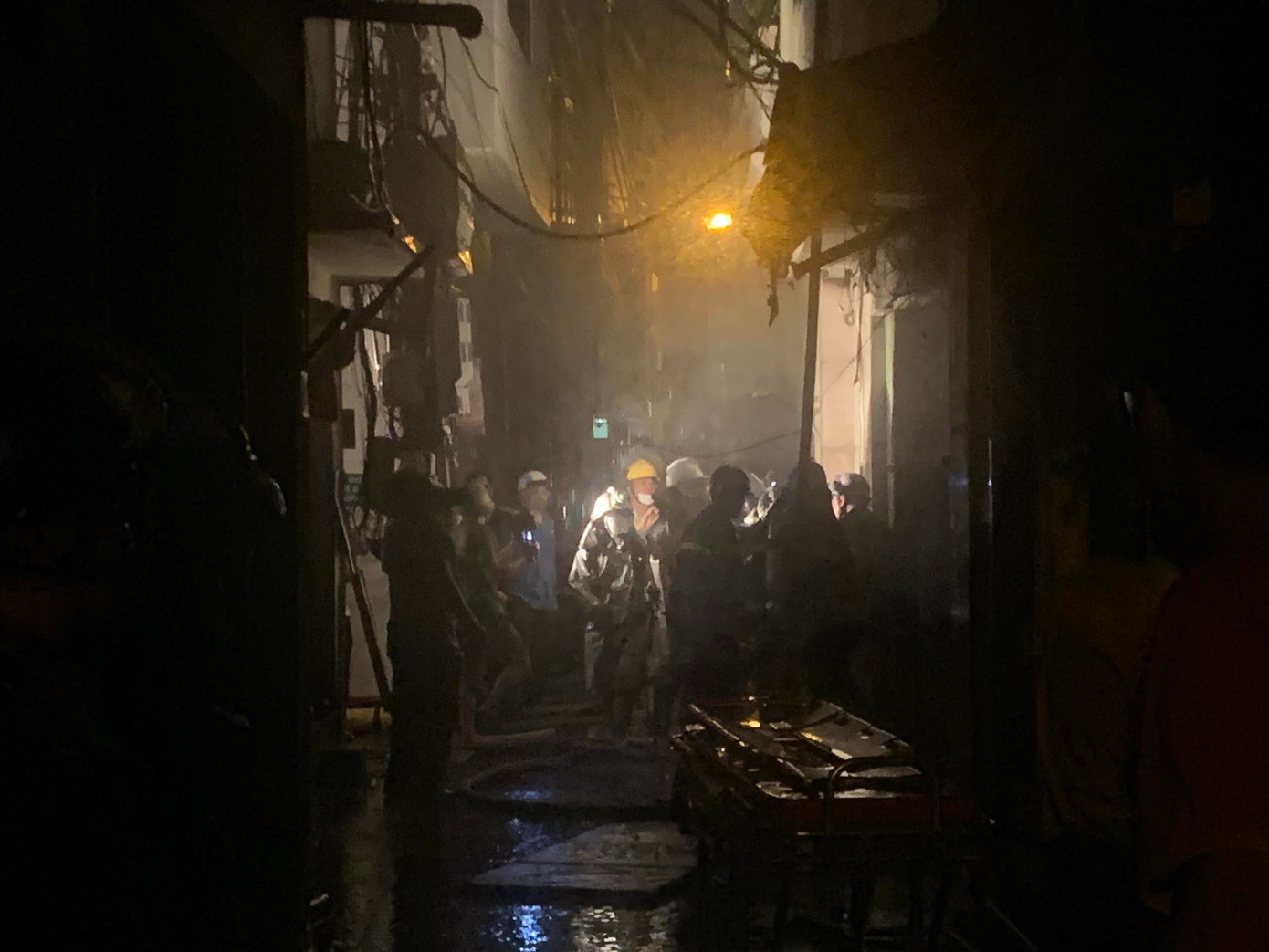 Chung cư mini trong hẻm 29/70 Khương Hạ (phường Khương Đình) nằm trong ngõ sâu khiến lực lượng PCCC khó tiếp cận hiện trường để cứu hộ, cứu nạn. (Ảnh: Báo Tiền Phong) Chung cư mini trong hẻm 29/70 Khương Hạ (phường Khương Đình) nằm trong ngõ sâu khiến lực lượng PCCC khó tiếp cận hiện trường để cứu hộ, cứu nạn. (Ảnh: Báo Tiền Phong)