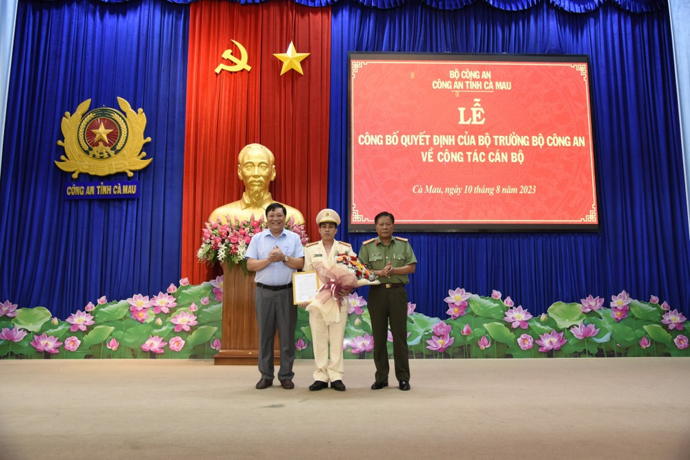 Trao quyết định và tặng hoa chúc mừng Thượng tá Lê Tấn Vinh, tân Phó Giám đốc Công an tỉnh Cà Mau. Ảnh: Minh Đương. Trao quyết định và tặng hoa chúc mừng Thượng tá Lê Tấn Vinh, tân Phó Giám đốc Công an tỉnh Cà Mau. Ảnh: Minh Đương.