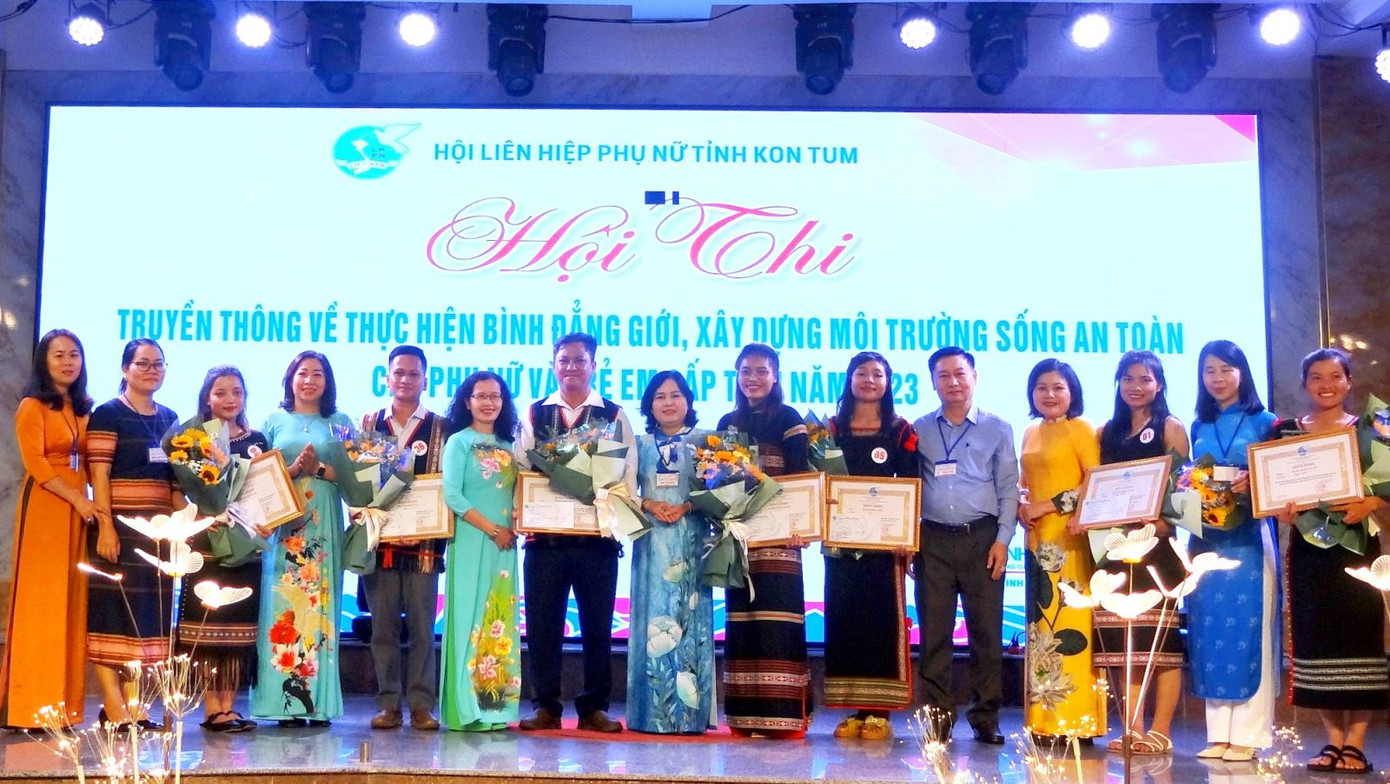 Ban tổ chức và đại diện các đội thi. Ảnh: Cổng thông tin điện tử tỉnh Kon Tum