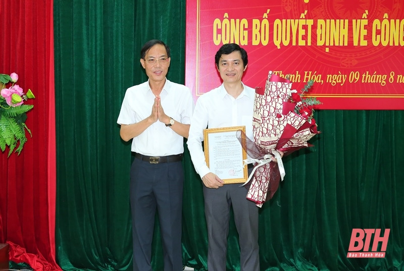 Trao Quyết định của Chủ tịch UBND tỉnh bổ nhiệm Phó Giám đốc Sở Lao động - Thương binh và Xã hội. Ảnh: Báo Thanh Hóa.