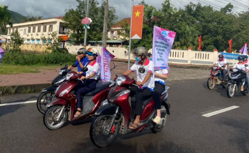 Đoàn xe diễu hành dọc các tuyến đường trung tâm thị trấn Vĩnh Thạnh để tuyên truyền thông điệp về thực hiện bình đẳng giới và phòng, chống bạo lực trên cơ sở giới Đoàn xe diễu hành dọc các tuyến đường trung tâm thị trấn Vĩnh Thạnh để tuyên truyền thông điệp về thực hiện bình đẳng giới và phòng, chống bạo lực trên cơ sở giới